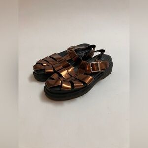 BUFFALO + SOLESTRUCK SO HAPPY TOGETHER metallic fisherman’s sandals